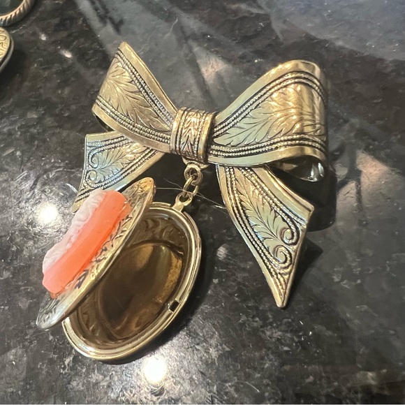 RARE Vintage bow tie brooch w dangling cameo oval locket - Picture 4 of 5